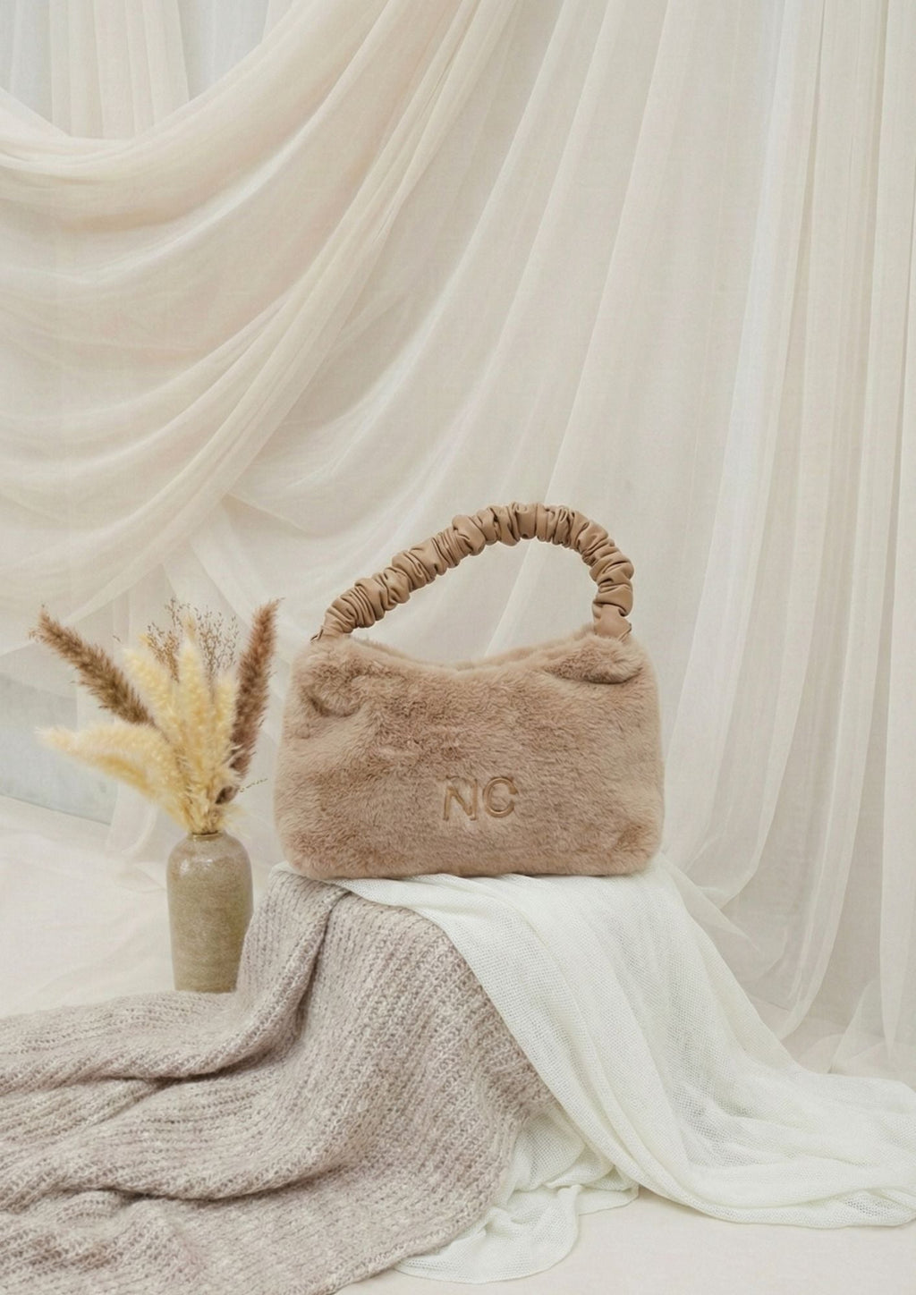 Bolso Baguette en Pelo Soft con Asa Plisada